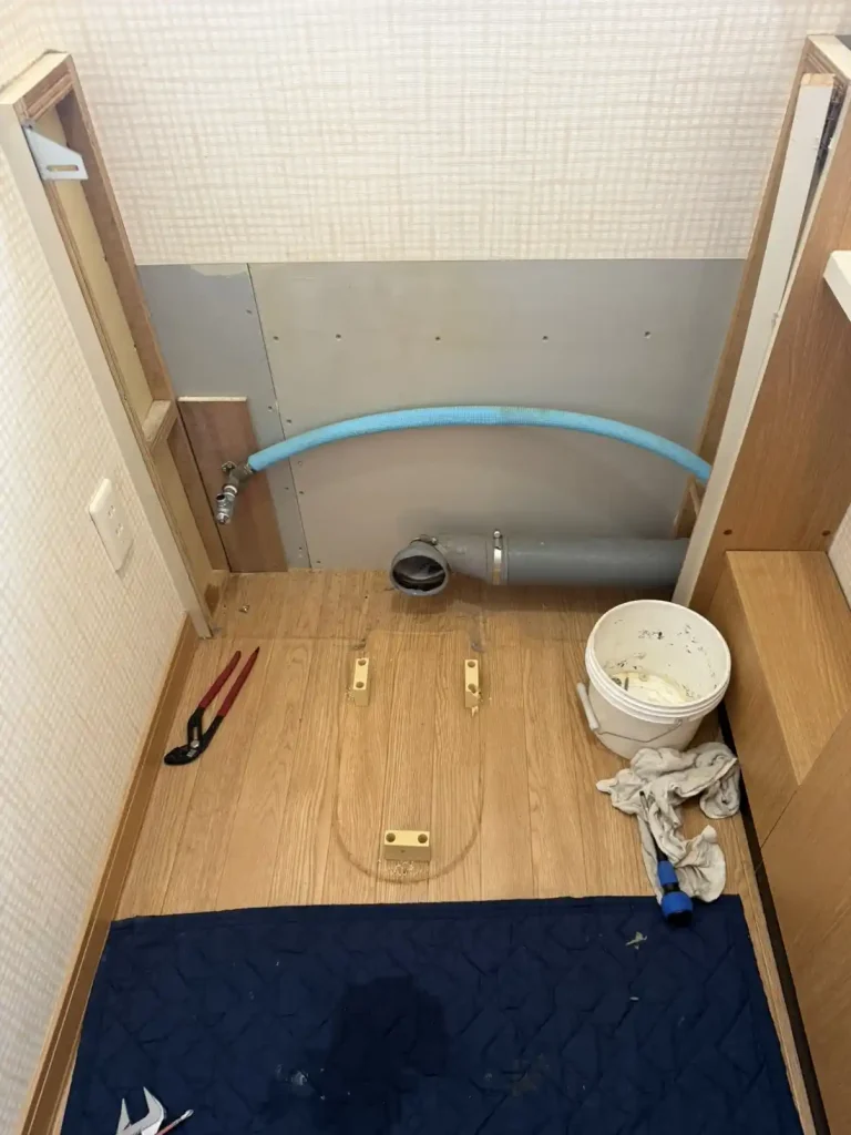 既存のトイレを取り外したようす
